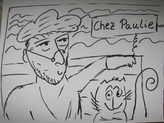 Ein skizzenhaft gezeichneter Mann mit Brille und Hut steht neben einer fröhlichen Katze. Im Hintergrund steht ein Schild mit der Aufschrift 'Chez Paulie'.