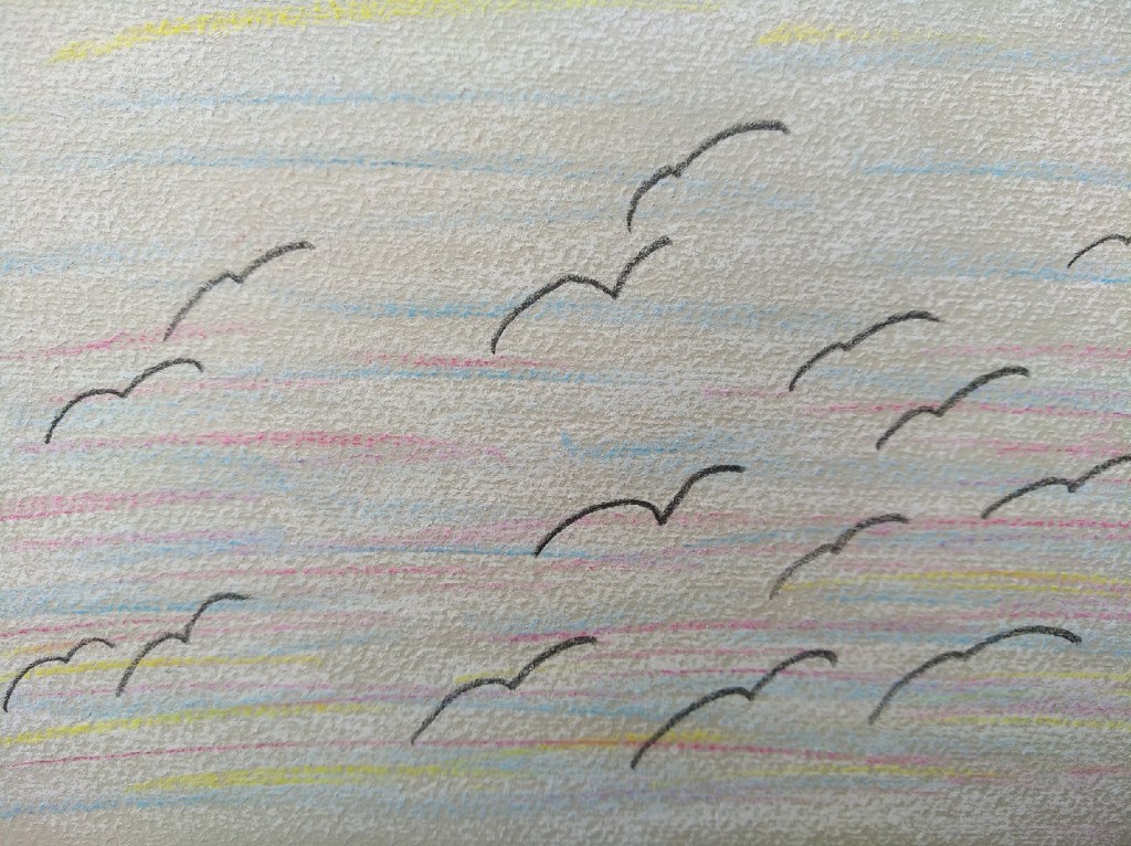 Eine handgezeichnete Darstellung eines farbigen Himmels mit fliegenden Vögeln in verschiedenen Farbtönen, darunter Blau, Gelb, Rosa und Beige.