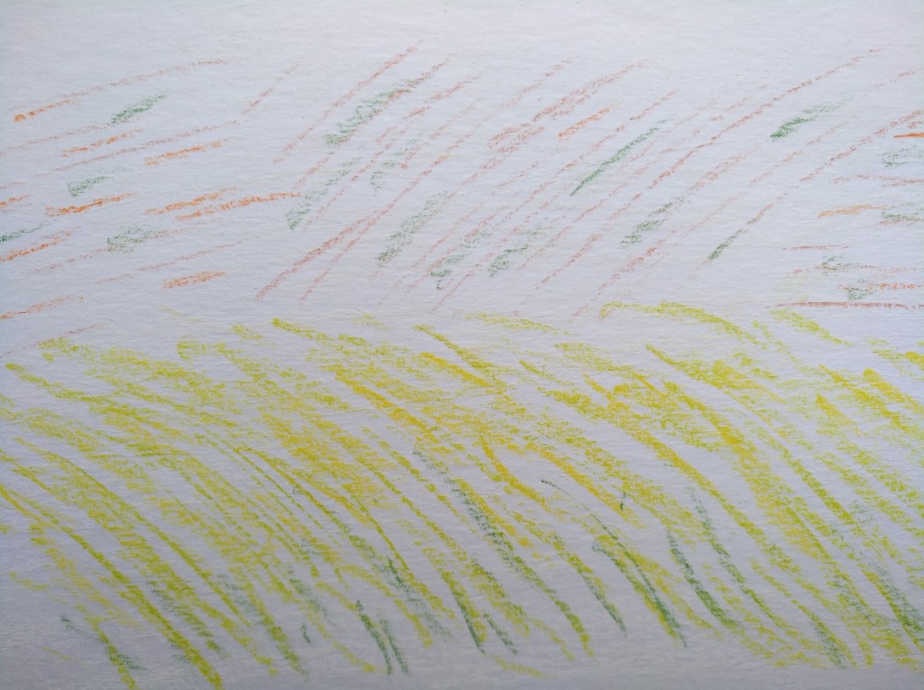 Eine abstrakte Zeichnung mit bunten Strichen in grün, gelb und orange, die ein Feld oder Graslandschaft darstellt.