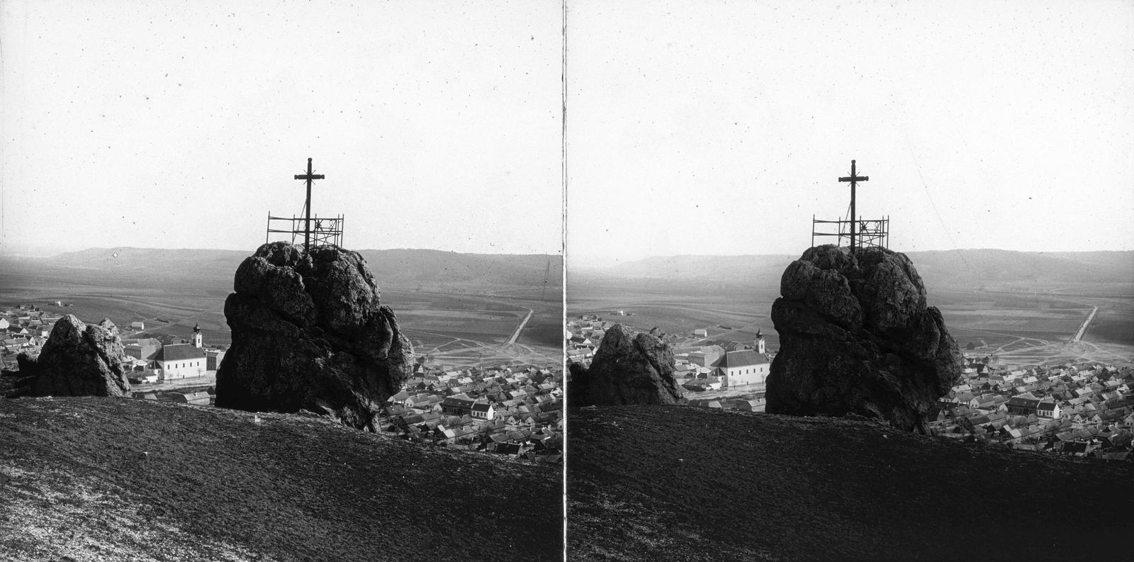 Magyarország, Budaörs, Kő-hegy, a kiemelkedő sziklatömb tetején az 1895-ben felállított vaskereszt. Balra a Templom téren álló Nepomuki Szent János-templom látható. A felvétel 1900 előtt készült., 1900, SZTFH Földtani Szolgálatának gyűjteménye, Eötvös Loránd, sztereófotó, szikla, kereszt_jelkép, Fortepan #303216