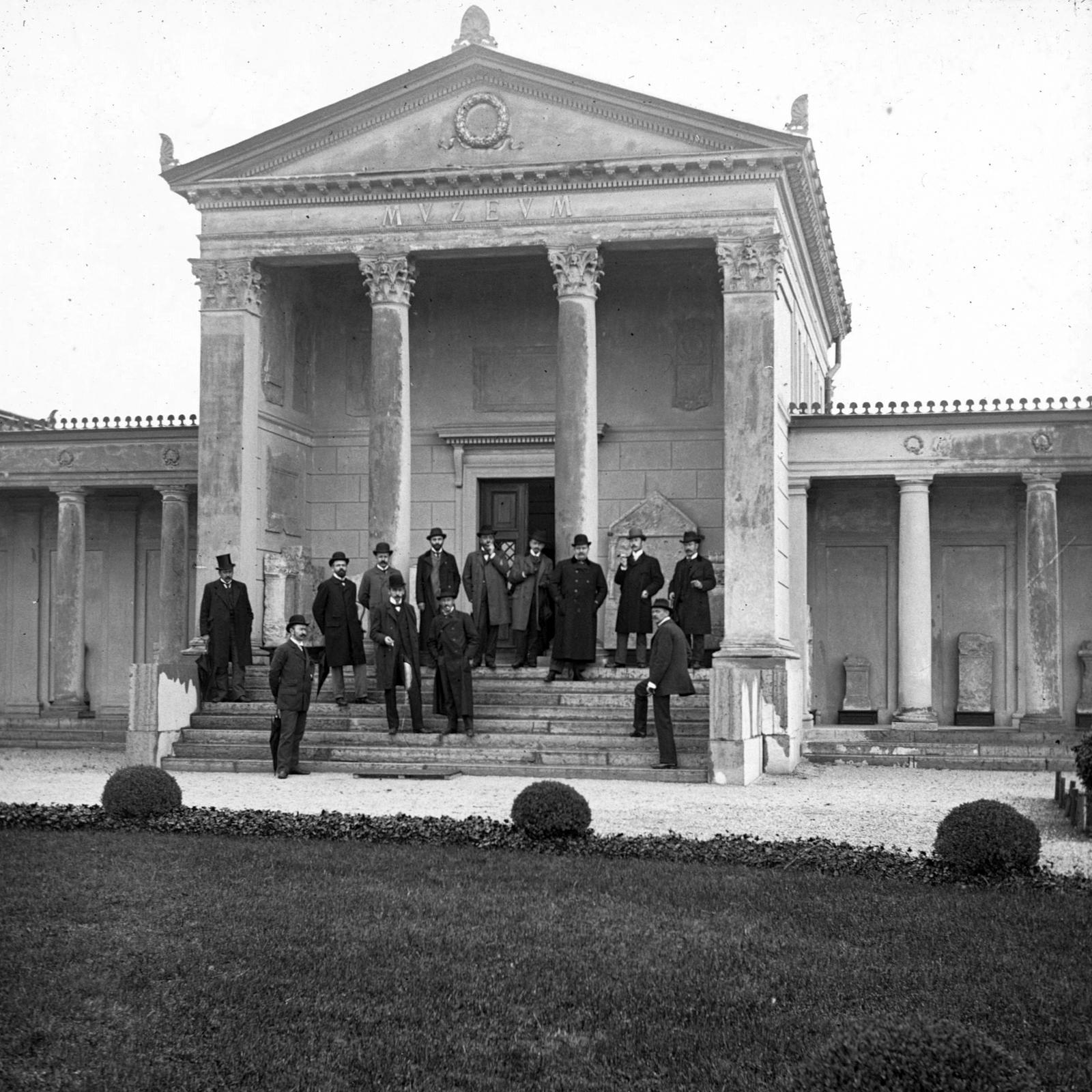 Magyarország, Aquincum, Budapest III., romkert és múzeum., 1900, SZTFH Földtani Szolgálatának gyűjteménye, Eötvös Loránd, Best of, férfiak, timpanon, Budapest, Fortepan #303227