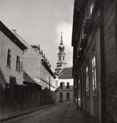 Magyarország, budai Vár, Budapest I., Kard utca az Országház utca felől nézve, háttérben a Bécsi kapu téri evangélikus templom., 1935, Heinzely Béla, Budapest, Fortepan #129150