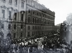 Magyarország, budai Vár, Budapest I., Szent György utca, balra a Honvéd Főparancsnokság és a Honvédelmi Minisztérium nyugati homlokzata, jobbra a József főhercegi palota és a Teleki palota., 1935, Horváth Miklós dr, körmenet, Budapest, Fortepan #129302