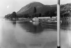 Magyarország,Dunakanyar, Visegrád, strand a Duna-parton. Balra a távolban az Alsóvár a lakótoronnyal / Salamon-torony, fenn a Felegvár., 1935, Lossonczy Miklós, Fortepan #130067