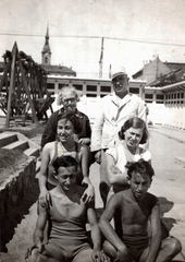 Magyarország, Budapest II., Duna strandfürdő az Újlaki rakparton a Sajka utcánál, háttérben az Újlaki templom tornya., 1935, Bokor András, fürdőruha, Budapest, Fortepan #130878