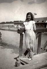 Magyarország, Budapest II., Duna strandfürdő az Újlaki rakparton a Sajka utcánál., 1935, Bokor András, Budapest, támaszkodás, lány, Fortepan #130879