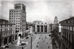 Olaszország, Brescia, Piazza della Vittoria, előtérben balra az Era fascista ("Bigio") című szobor (Arturo Dazzi, 1932.)., 1935, Orbán György, meztelen alak, tér, szobor, Fortepan #131473