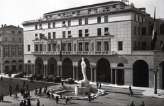 Olaszország, Brescia, Piazza della Vittoria, előtérben az Era fascista ("Bigio") című szobor (Arturo Dazzi, 1932.)., 1935, Orbán György, meztelen alak, bámészkodás, férfiak, díszkút, kerékpár, Fortepan #131477