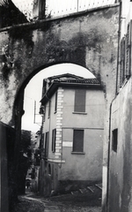 Olaszország, Brescia, Contrada Sant'Urbano, az átjárón túl jobbra a Piazzetta delle Consolazioni., 1935, Orbán György, Fortepan #131478