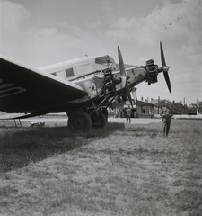 Magyarország, Mátyásföldi repülőtér, Budapest XVI., Lufthansa légitársaság Junkers Ju 52 típusú utasszállító repülőgépe. Háttérben a forgalmi épület. Leltári jelzet: 2849, 1935, Magyar Műszaki és Közlekedési Múzeum / Archívum / Negatívtár / özv Szintai Józsefné gyűjteménye, repülőgép, Lufthansa légitársaság, Junkers-márka, Junkers Ju 52, Budapest, Fortepan #132743