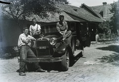 »Hudson automobil.« Leltári jelzet: 29940, 1935, Magyar Műszaki és Közlekedési Múzeum / Archívum / Negatívtár / Pölös István gyűjteménye, Czakó Ferenc, Hudson-márka, Hudson Super Six, rendszám, autón ülni, Fortepan #133047