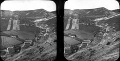 Magyarország, Budaörs, kilátás a Kő-hegyről, szemben középen a mai Kőhalom utca. A felvétel 1900 előtt készült., 1900, SZTFH Földtani Szolgálatának gyűjteménye, Eötvös Loránd, sztereófotó, lakóház, völgy, Fortepan #303142