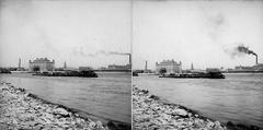 Magyarország, Budapest XI.,Budapest IX., lágymányosi Duna-part, szemben az Elevátorház, tőle jobbra a Bakáts téri Assisi Szent Ferenc-templom. A felvétel 1894-ben készült., 1900, SZTFH Földtani Szolgálatának gyűjteménye, Eötvös Loránd, sztereófotó, folyópart, gyárkémény, füst, uszály, Duna, Budapest, Fortepan #303153