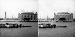Magyarország, Budapest IX., bárkák a mai Műegyetem rakpart környékén, a Duna túlpartján az Elavátorház, balra a háttérben a Bakáts téri Assisi Szent Ferenc-templom. A felvétel 1894-ben készült. A kép forrását kérjük így adja meg: Fortepan / MMKM. Levéltári jelzet: MMKM TTFGY 2019.1., 1900, SZTFH Földtani Szolgálatának gyűjteménye, Eötvös Loránd, épület, templom, gyárkémény, bőgőshajó, Duna, gabonatároló, Budapest, Fortepan #303154