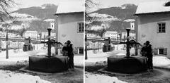 Ausztria, Lienz, Pfarrgasse - Schweizergasse sarok, balra a Pfarrbrücke, a távolban a Szent András-templom (Stadtpfarrkirche St. Andrä)., 1900, SZTFH Földtani Szolgálatának gyűjteménye, Eötvös Loránd, közkút, tél, locsolókanna, sztereófotó, Fortepan #303211