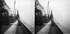 Olaszország, Gardone Riviera, Garda-tó, a Lungolago Grand Hotel a tóparton a Grand Hotel Gardone előtt. A felvétel 1900 előtt készült., 1900, SZTFH Földtani Szolgálatának gyűjteménye, Eötvös Loránd, sztereófotó, hölgy, sirály, Fortepan #303270