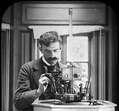 Magyarország, az Eötvös-féle torziós inga egy korai változata. A felvétel 1900 előtt készült., 1900, SZTFH Földtani Szolgálatának gyűjteménye, Eötvös Loránd, Best of, képarány: négyzetes, bajusz, műszer, férfi, Fortepan #303282