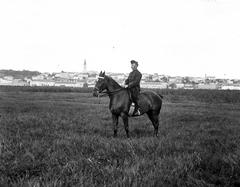 Szerbia, Belgrád, a felvétel a Száva folyón átívelő mai Branko hídhoz (Bankov most) közeli park helyén készült. Háttérben a Szent Mihály arkangyal székesegyház látható. A felvétel 1900 előtt készült., 1900, SZTFH Földtani Szolgálatának gyűjteménye, Eötvös Loránd, lovas, Fortepan #303289