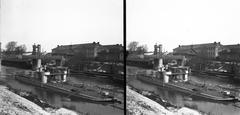 Magyarország, Óbuda, Budapest III., Óbudai Hajógyár, szemben a Duna-ág felett a Hajógyári-szigetre vezető emelőhíd. A császári és királyi Duna flottilla, az Osztrák Magyar Monarchia haditengerészetének Lajta vagy Maros monitora. A felvétel 1900 előtt készült., 1900, SZTFH Földtani Szolgálatának gyűjteménye, Eötvös Loránd, monitor, sztereófotó, hadihajó, Budapest, Duna, Fortepan #303316