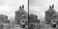 Olaszország, Dolomitok, Cima Ovest di Lavaredo. A felvétel 1899-ben készült. A kép forrását kérjük így adja meg: Fortepan / MMKM. Levéltári jelzet: MMKM TTFGY 2019.1., 1900, Magyar Műszaki és Közlekedési Múzeum / Eötvös Loránd, Eötvös Loránd, sztereófotó, szikla, sziklamászás, kötél, Fortepan #303335