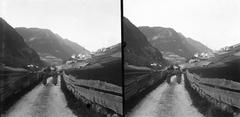 A felvétel 1900 előtt készült. A kép forrását kérjük így adja meg: Fortepan / MMKM. Levéltári jelzet: MMKM TTFGY 2019.1., 1900, Magyar Műszaki és Közlekedési Múzeum / Eötvös Loránd, Eötvös Loránd, sztereófotó, völgy, hegy, kerítés, deszka, Fortepan #303338