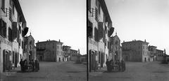Olaszország, Toscolano Maderno, Piazza San Marco, balra a Chiesa monumentale di Sant'Andrea Apostolo, a kapu után a lakóház mellett, a Chiesa di Maria Immacolatae. A felvétel 1900 előtt készült. A kép forrását kérjük így adja meg: Fortepan / MMKM. Levéltári jelzet: MMKM TTFGY 2019.1., 1900, Magyar Műszaki és Közlekedési Múzeum / Eötvös Loránd, Eötvös Loránd, sztereófotó, szobor, tér, Fortepan #303340