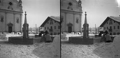 Olaszország, Cortina d'Ampezzo, balra a Szent Fülöp és Jakab-bazilika (Basilica dei Santi Filippo e Giacomo). A felvétel 1900 előtt készült. A kép forrását kérjük így adja meg: Fortepan / MMKM. Levéltári jelzet: MMKM TTFGY 2019.1., 1900, Magyar Műszaki és Közlekedési Múzeum / Eötvös Loránd, Eötvös Loránd, sztereófotó, közkút, Fortepan #303346