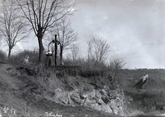 A felvétel 1894-ben készült. A kép forrását kérjük így adja meg: Fortepan / BFL XIV.380 Karafiáth Jenő iratai / Szekfű András adománya, 1900, Budapest Főváros Levéltára / Szekfű András, apáca, sírkő, temető, Fortepan #309990