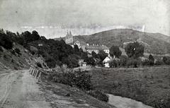 Szlovákia, Garamszentbenedek, szemben a bencés apátsági templom és kolostor épülettömbje. A kép forrását kérjük így adja meg: Fortepan / BFL XIV.380 Karafiáth Jenő iratai / Szekfű András adománya, 1900, Budapest Főváros Levéltára / Szekfű András, Fortepan #309992