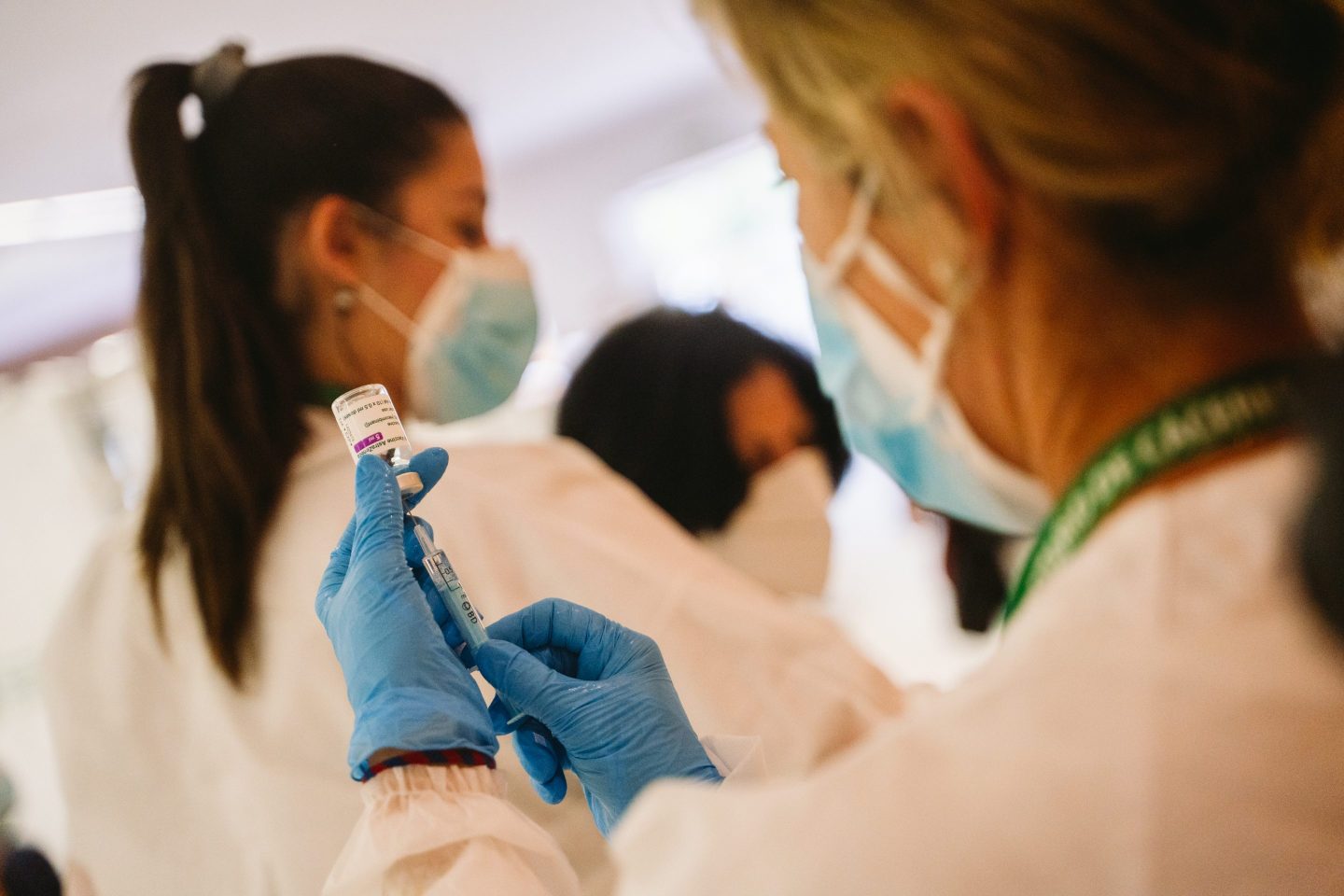 CACERES, EXTREMADURA, SPAIN &#8211; 2021/04/12: A nurse prepares a syringe with a dose of the AstraZeneca vaccine during the Covid19 vaccination campaign.<br />
A Campaign is prepared at the Palacio de Congresos de Cáceres to vaccinate more than 2000 people daily against the Covid19 (coronavirus). (Photo by Samuel Fernández/SOPA Images/LightRocket via Getty Images)