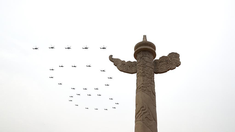 Des avions militaires survolent la place Tian'anmen en échelons pour marquer le centenaire du PCC