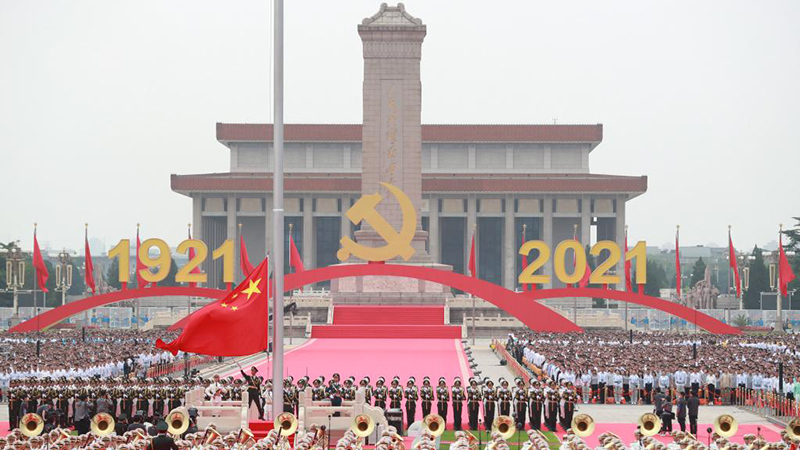 Cérémonie de lever du drapeau sur la place Tian'anmen lors de la cérémonie marquant le centenaire du PCC