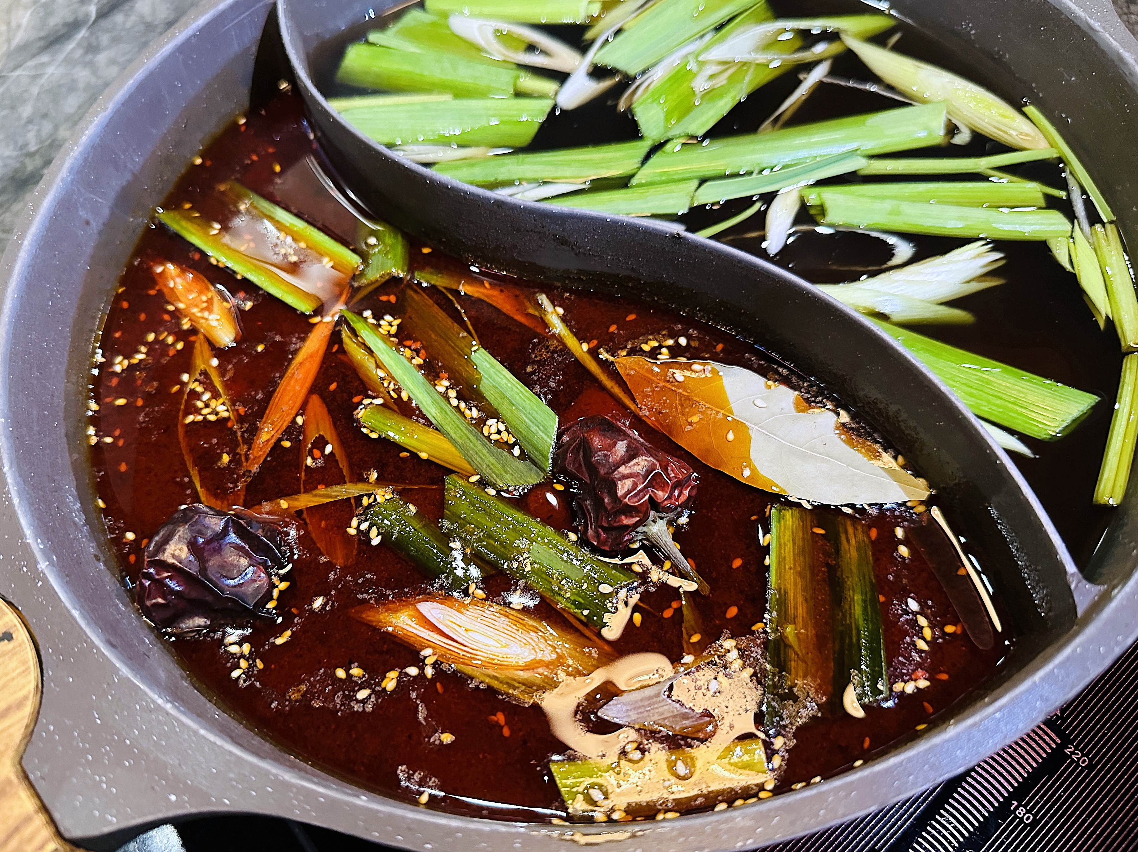 松江南京麻辣火鍋【石‧撈麻辣鴛鴦鍋】｜和牛火鍋吃到飽，生啤酒