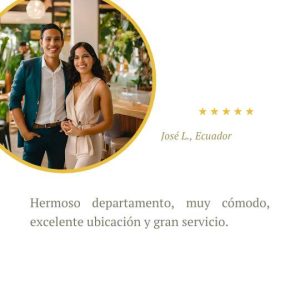José L. de Ecuador posando junto a su pareja en un ambiente elegante, dejando una reseña positiva sobre Galapagos Nomad.
