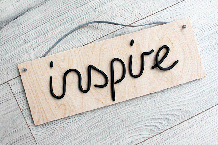 Schild mit der Aufschrift inspire.