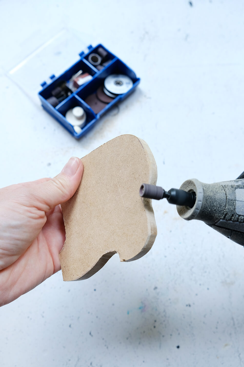 Niedlicher Brillenhalter aus Holz in Eichhörnchenform - Gingered Things
