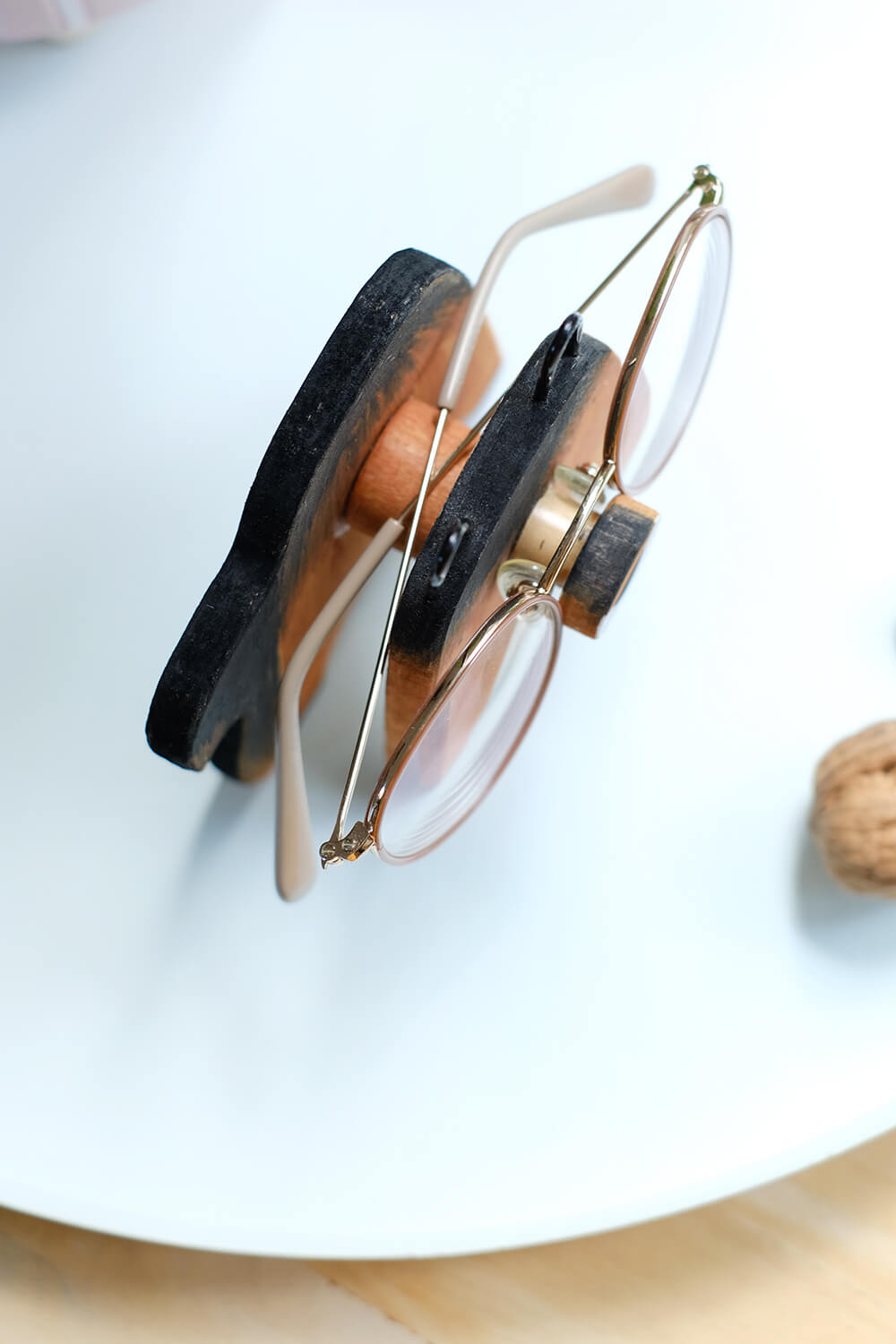 Niedlicher Brillenhalter aus Holz in Eichhörnchenform - Gingered Things