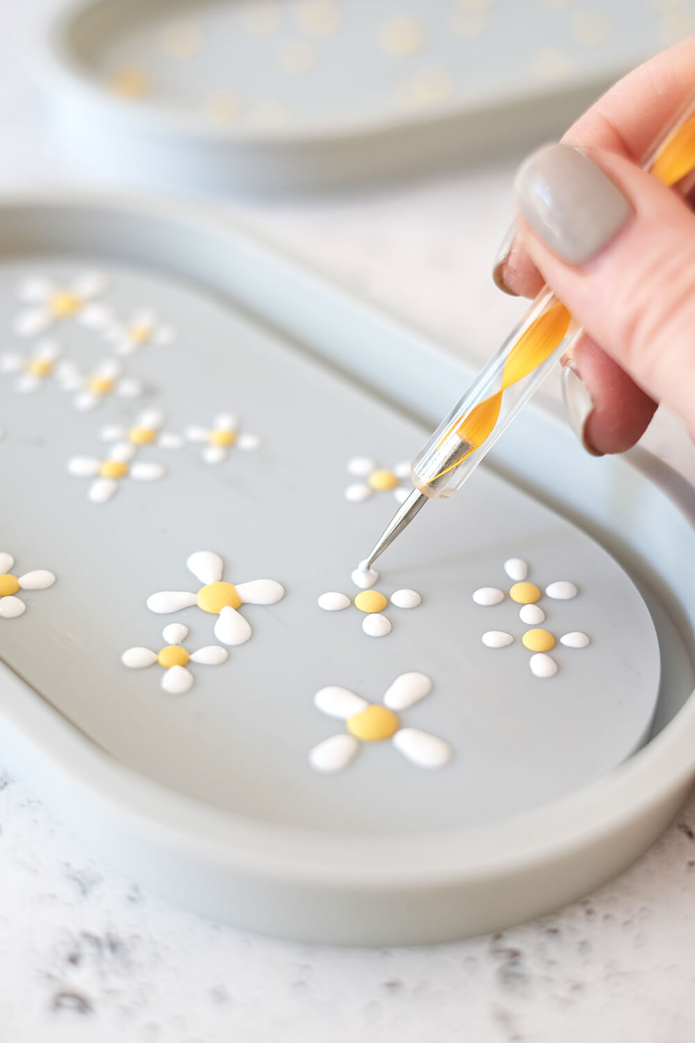 DIY Dekoschale aus Gießpulver mit kleinen Blümchen als Geschenkidee zum Muttertag von Gingered Things
