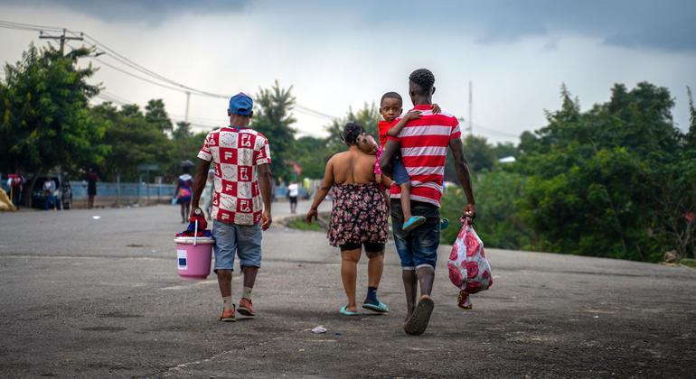 Ndugu wa familia wakirejea Haiti kutoka Jamhuri ya Dominika wakiwa wamebeba vifurishi vyao kidogo walivyonavyo