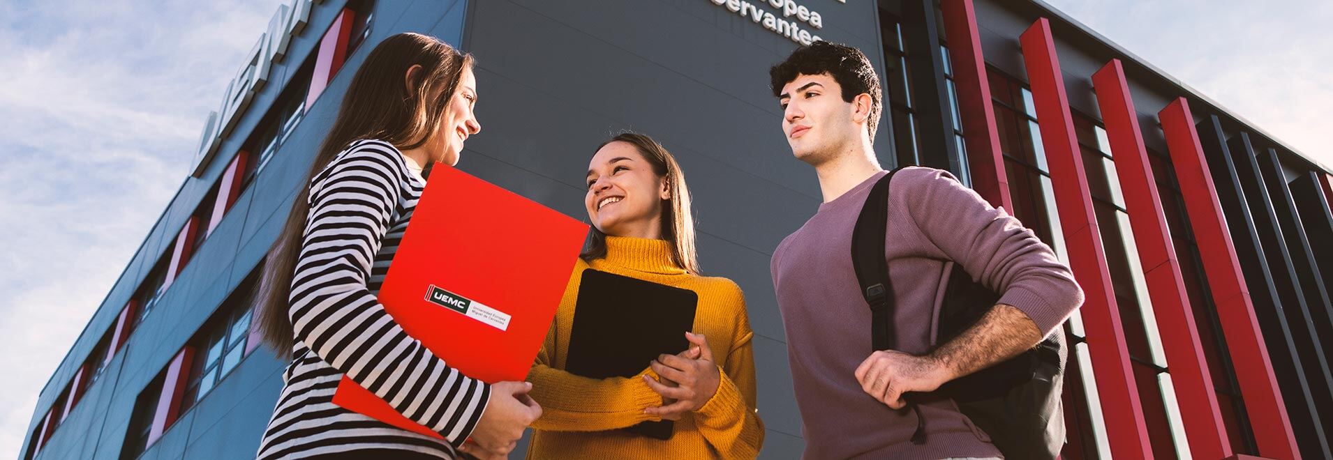 Estudiantes delante de uno de los edificios del campus de la UEMC.