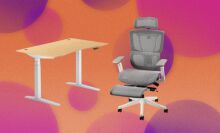 A Flexispot E7 desk and C7 chair appear on a purple and orange abstract bubble background.