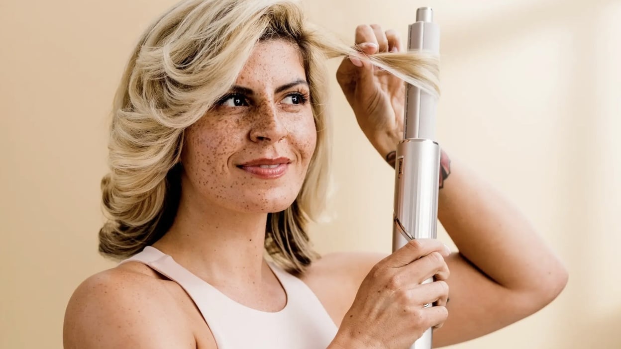 person curling hair with shark flexstyle