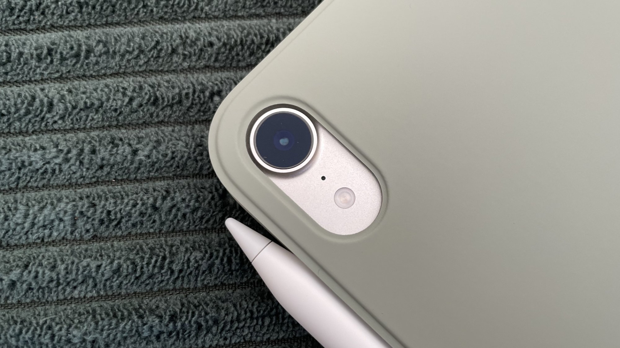 A close up of the iPad mini 7's camera.