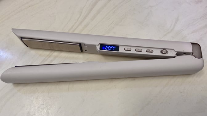 lunata flat iron with battery display and charging cord