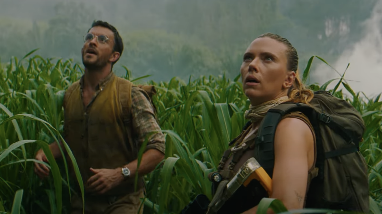 Jonathan Bailey and Scarlett Johannsson in "Jurassic World Rebirth."