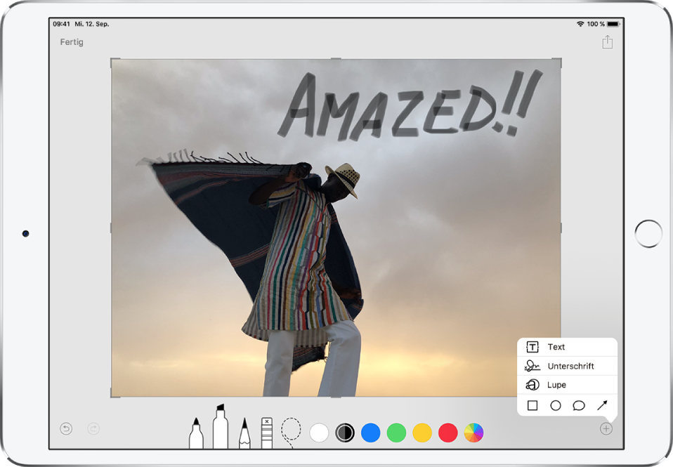 Eine Foto mit der handschriftlichen Textanmerkung „Amazed!!“ in Grau. Die Zeichenwerkzeuge und der Farbwähler werden am unteren Bildschirmrand angezeigt. Unten rechts befindet sich ein Menü mit Optionen zum Hinzufügen von Text, Formen und Unterschriften oder zum Verwenden der Lupe.