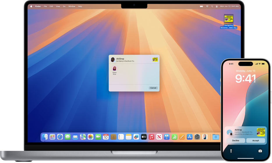 Hay una Mac junto a un iPhone. La ventana de AirDrop está abierta en el escritorio de la Mac, lista para compartir un documento con el iPhone y con otra MacBook Pro (no se muestra en la imagen). La pantalla bloqueada del iPhone muestra una notificación acerca de recibir el documento.