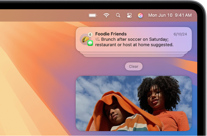 Mac 桌面的右上方部分，顯示為現有訊息對話中的堆疊通知生成的摘要。