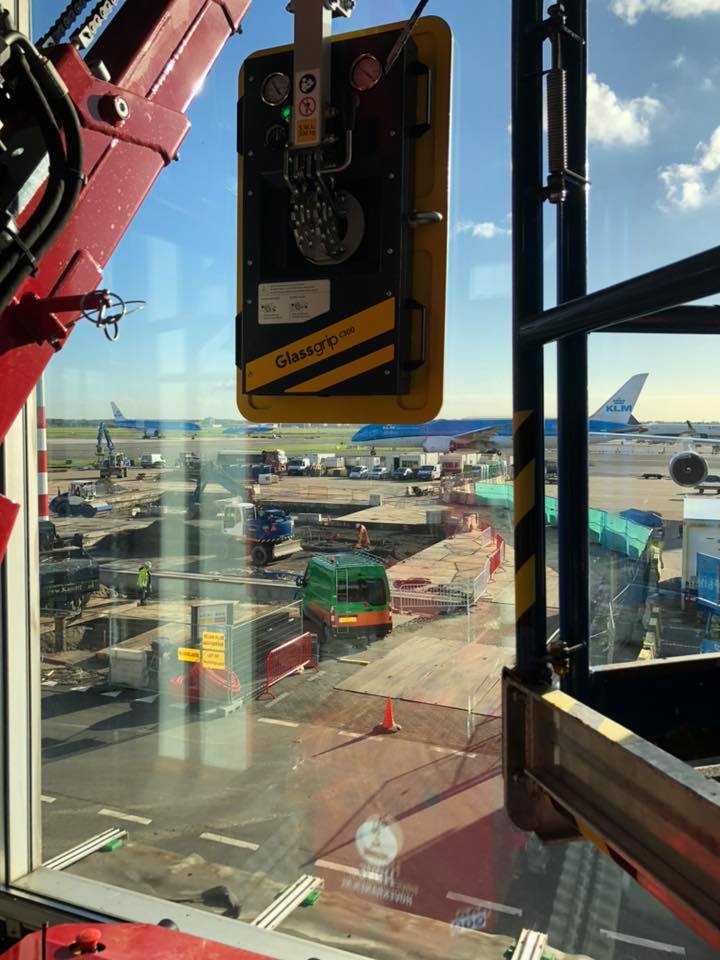 Glaszuiger-schiphol-vliegtuig