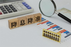 【政策工具箱的“择机”智慧：透视中国货币政策的三重逻辑】在全球经济寒潮持续、国内经济转型升级的关键时刻，央行的货币政策工具箱正在展现前所未有的战略定力与战术弹性。这种政策选择既非简单的逆周期调节，也不是机械的规则驱动，而是基于复杂经济现实的动态平衡艺术。